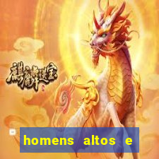 homens altos e magros pelados